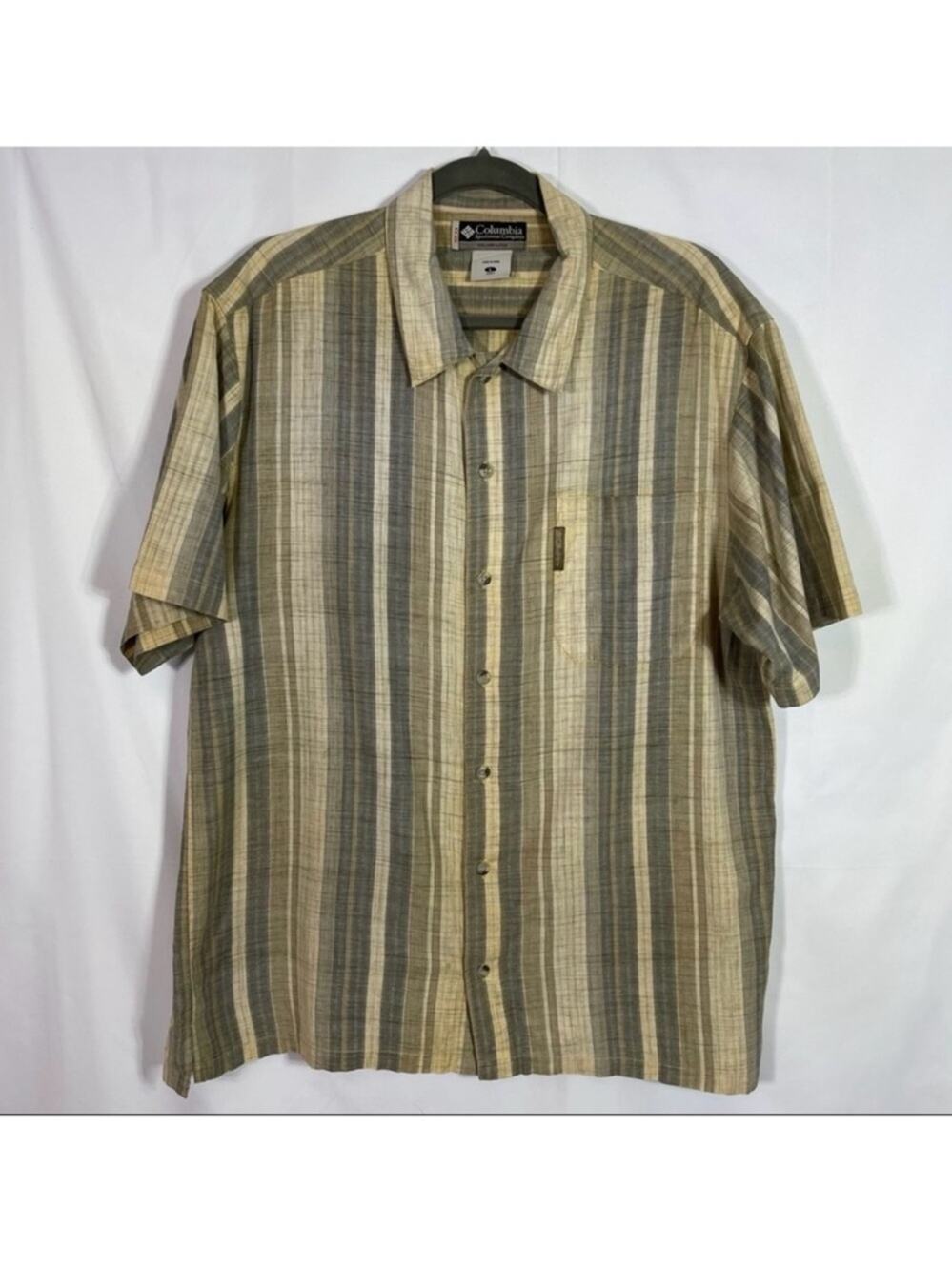 Columbia, Short Sleeve Button Down Shirt.  Size Large.  Excellent condition!